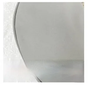 Gros plan sur la texture du tissu en nylon gris et les détails passepoilés du sac bandoulière