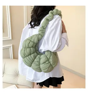 Détail de la texture plissée et du cuir vert avocat de ce sac nuage moelleux