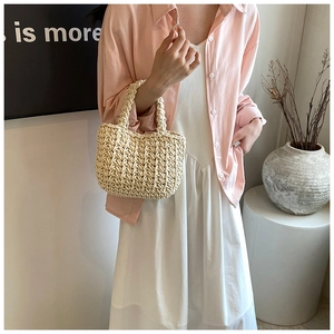 Dettaglio della borsa tote intrecciata beige con trama a corda spessa in stile minimalista
