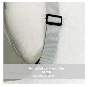 Détail de la bandoulière réglable en nylon avec boucle en plastique sur un sac