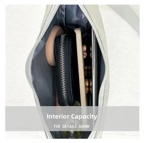 Capacité interne du sac besace en nylon pour femme montrant l'espace pour téléphone et portefeuille