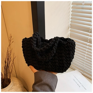 Dettaglio della borsa tote in maglia nera che mostra la trama artigianale intrecciata
