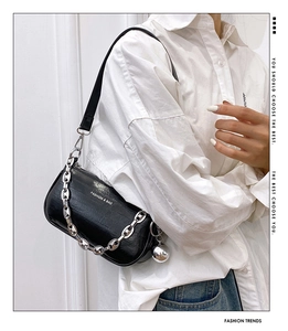 Détail du sac cylindrique noir avec chaîne argentée et imprimé FASHION & BAG