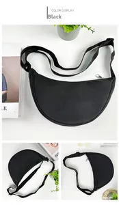 Vue détaillée du sac croissant en nylon noir avec bandoulière réglable et zip argenté