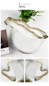 Détail du sac bandoulière blanc en forme de lune avec bandoulière réglable et zip en métal