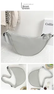 Vue détaillée du sac demi-lune en nylon vert haricot avec large bandoulière réglable