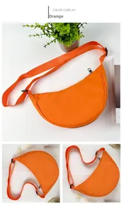Vue détaillée du sac lune en nylon orange avec bandoulière réglable et fermeture éclair