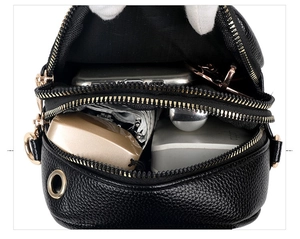 Vista interna di una borsa porta cellulare in pelle nera con doppio scomparto e zip dorate