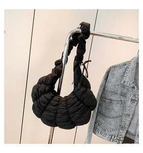 Détail du sac croissant matelassé noir avec texture nuage plissée et matière en nylon