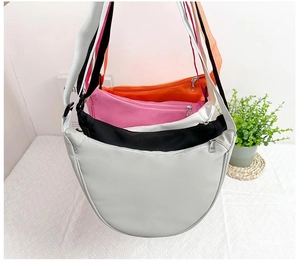 Détails des sacs croissants en nylon en quatre couleurs : gris, noir, rose et orange