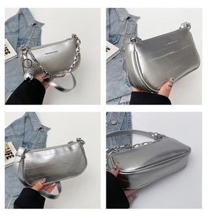 Vues détaillées d'un sac baguette argenté métallisé avec chaîne et charm sphère