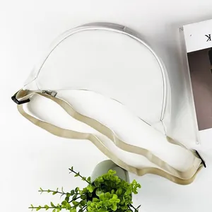Vue détaillée de dessus d'un sac bandoulière demi-lune en nylon blanc avec sangle réglable