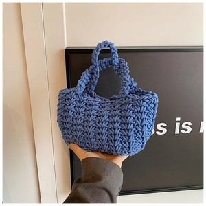 Dettaglio della borsa a mano blu in corda di cotone intrecciata con trama crochet