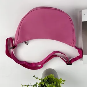 Vue détaillée du sac croissant en nylon rose violet avec large bandoulière réglable