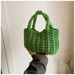 Dettaglio della borsa a secchiello in corda di cotone verde tessuta a mano stile estate