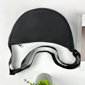 Gros plan du sac banane en nylon noir et blanc avec bandoulière réglable et fermeture éclair