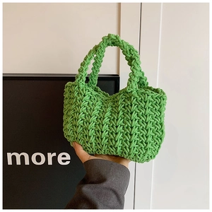 Dettaglio mini borsa a secchiello verde fatta a mano con trama a onde in maglia spessa