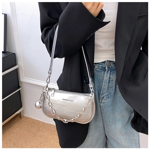 Détail du sac à bandoulière argenté métallisé avec chaîne et pendentif sphérique