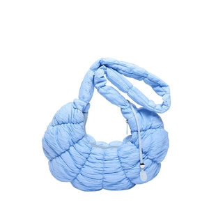 Sac croissant bleu ciel avec tissu plissé et design matelassé en forme de lune