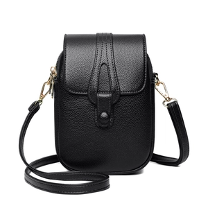 Borsa a tracolla verticale nera in pelle martellata con finiture in metallo dorato