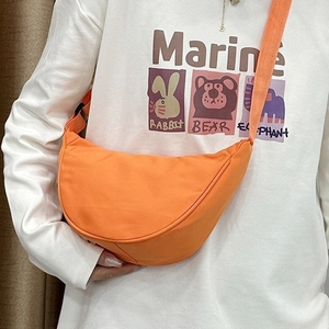 Sac bandoulière demi-lune en nylon orange pour femme avec sangle réglable décontractée