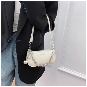 Détail du sac à bandoulière blanc crème avec chaîne argentée et logo texte de mode