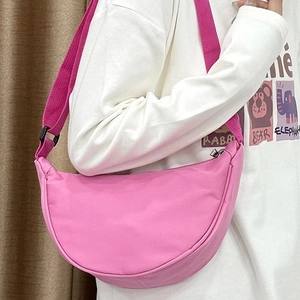 Sac bandoulière demi-lune en nylon rose pour femme avec bandoulière large réglable