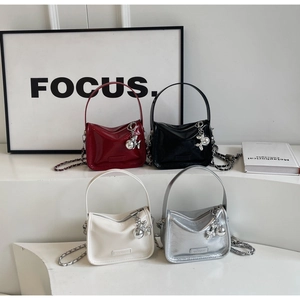 Quatre mini sacs à main en bordeaux noir crème et argent avec breloques lapin en métal