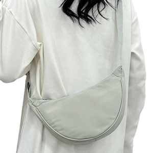 Sac bandoulière minimaliste en nylon pour femme, gris clair avec large sangle d'épaule