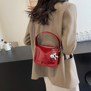 Sac sous le bras en cuir verni rouge avec chaîne argentée et breloque lapin
