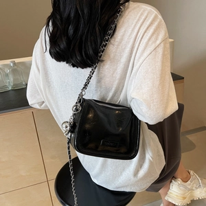 Sac sous le bras chic en cuir noir brillant avec bandoulière chaîne et pendentif boule