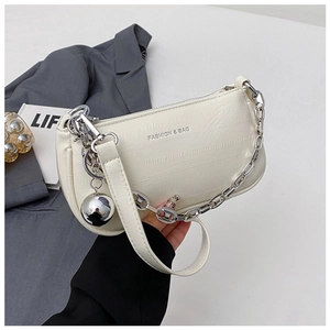 Détail du sac sous l'aisselle à motif crocodile blanc avec chaîne argentée et lettrage