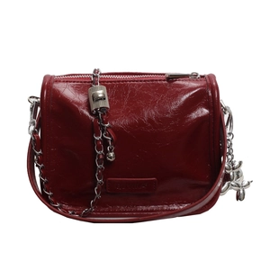 Sac bandoulière rouge foncé en cuir ciré avec chaîne argentée et breloque chien
