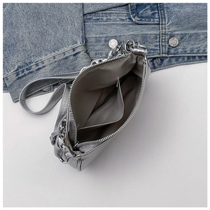 Vue intérieure avec doublure à chevrons gris, compartiment principal et poche zippée