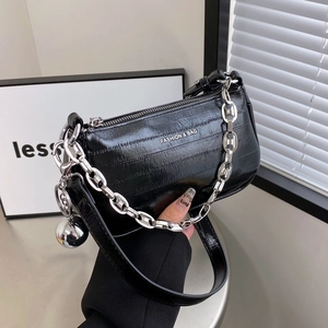 Sac Baguette Sous L'aisselle En Cuir PU Femme Chaîne Métallique Pendentif Sphère Polyvalent Mode Épaule Bandoulière Pochette