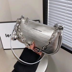 Sac bandoulière argenté métallisé avec texture horizontale et lettrage fashion