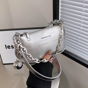 Sac à bandoulière argenté brillant avec chaîne épaisse et pendentif boule métallique