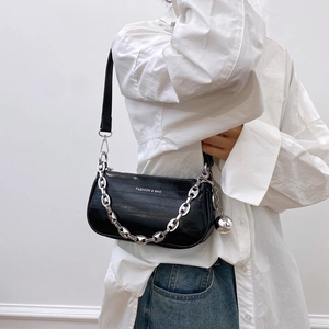 Sac à épaule noir moderne avec chaîne argentée et pendentif sphère en cuir brillant
