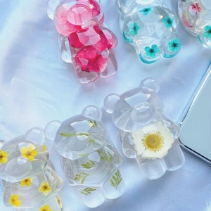 Transparenter Bären Handyhalter mit echten bunten getrockneten Blumen in Harz