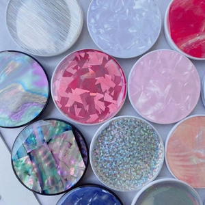 Vista macro di diversi inserti rotondi in madreperla e glitter per supporti cellulare