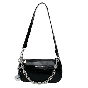 Sac baguette classique en cuir noir avec chaîne argentée et pendentif boule à la mode