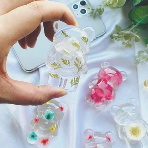 Süßer Bären-Handyhalter aus transparentem Harz mit echten Trockenblumen und Klappständer