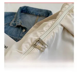 Vue macro détaillée de la double fermeture éclair en métal sur un sac fourre-tout en nylon
