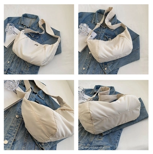 Vues multiples d'un sac bandoulière blanc en demi-lune montrant sa structure et sa sangle