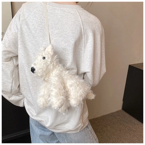 Vista posteriore di una morbida borsa a tracolla in peluche a forma di cane bianco