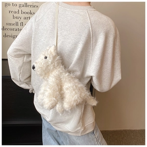 Simpatica borsa a tracolla in peluche bianca indossata da modella per stile e dimensioni