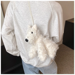 Dettaglio della borsa a tracolla in peluche bianco a forma di cucciolo morbido