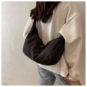 Grand sac à bandoulière noir en forme de croissant en nylon imperméable et brillant
