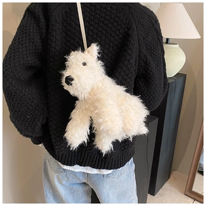 Vista posteriore di una modella che indossa una borsa a tracolla a forma di cucciolo di peluche