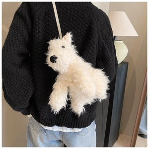Vista posteriore di una borsa a tracolla in peluche a forma di cucciolo bianco su modella